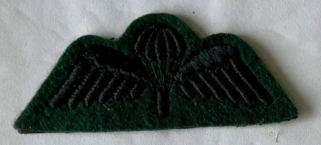 British Parachute Wing Black on Green - Bateleur Militaria
