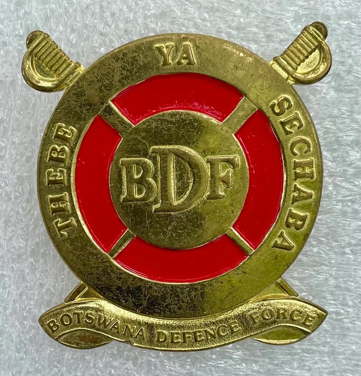Botswana Defence Force Cap Badge Gilt - Bateleur Militaria