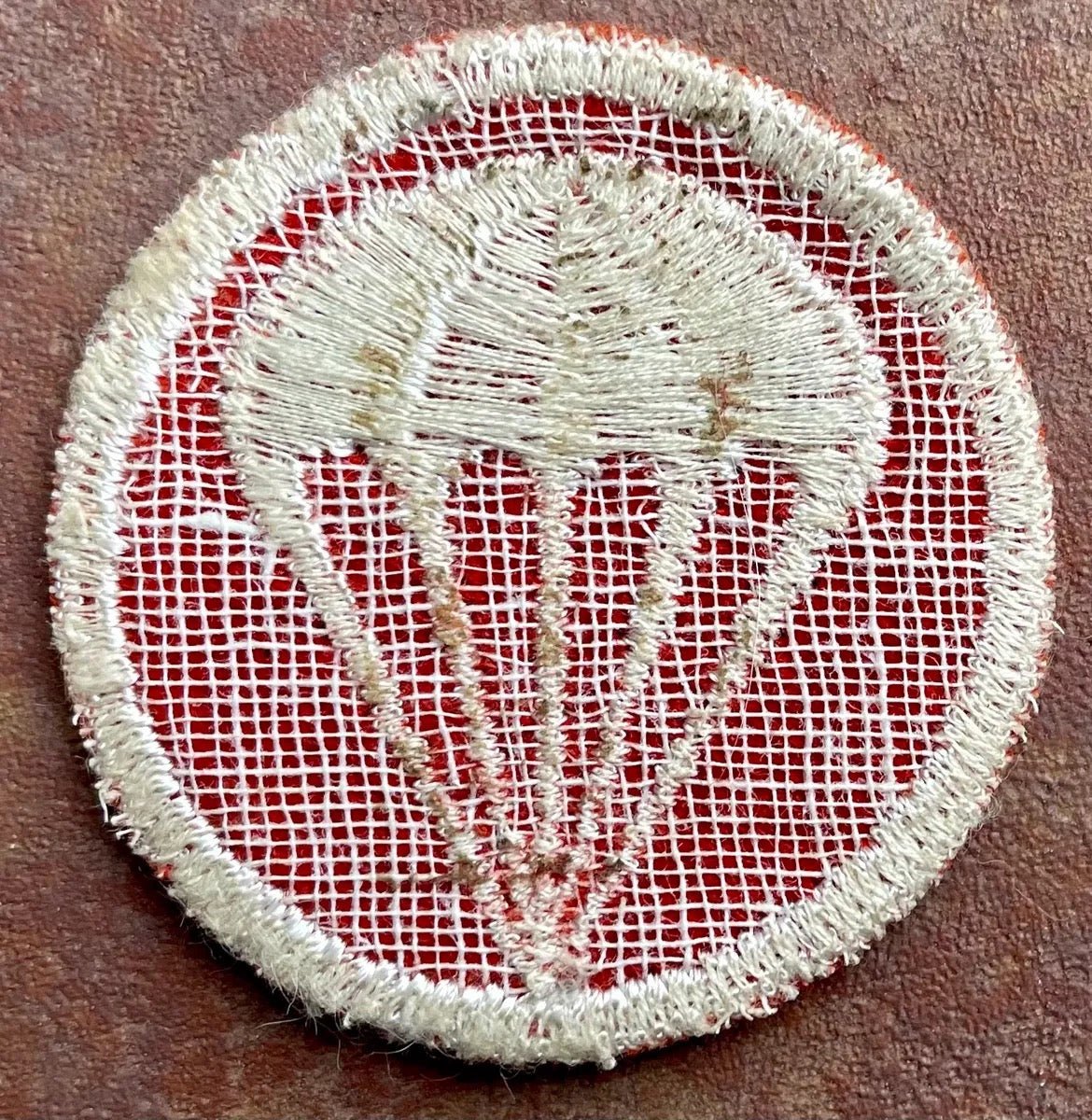 WW2 US Army Airborne Artillery Cap Patch Cut Edge on Red Felt 4 - Bateleur Militaria