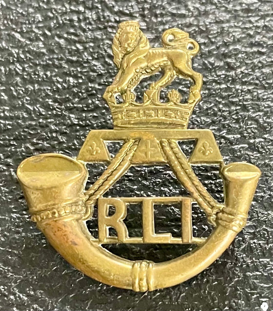 South Africa (UDF) Rand Light Infantry Cap Badge 1913 - 1950 - Bateleur Militaria