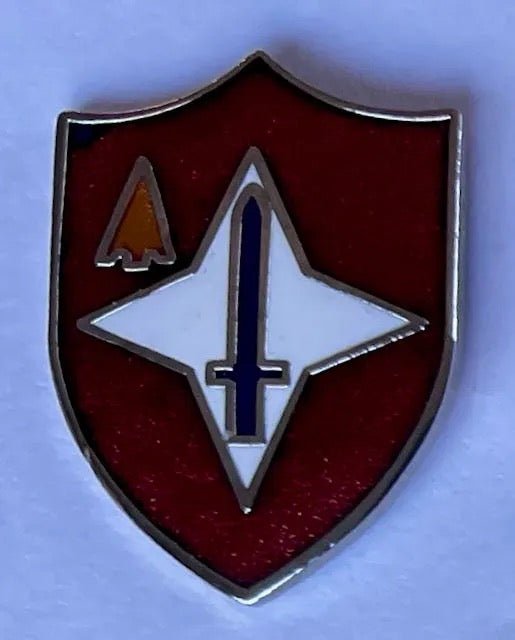 US Army 4th RCT Pin - Bateleur Militaria