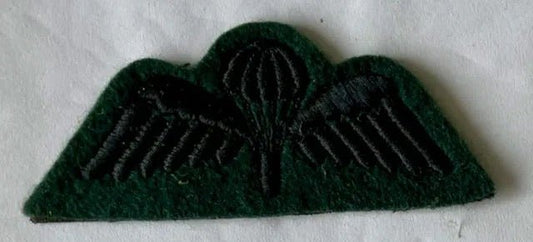 British Parachute Wing Black on Green - Bateleur Militaria