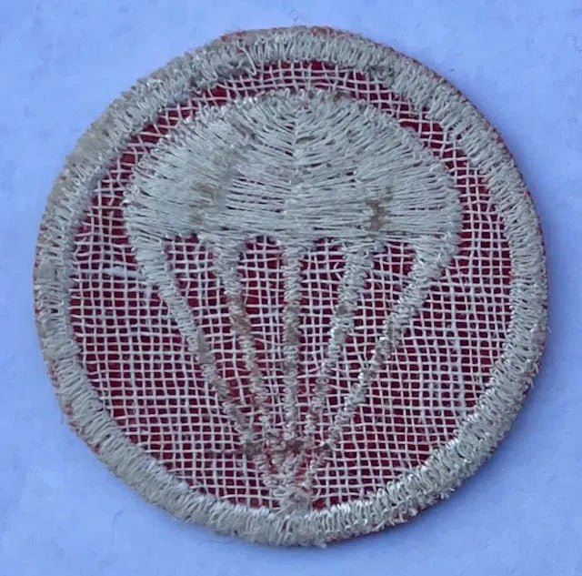 US Army Parachutist Artillery Garrison Cap Badge on Felt Cut Edge - Bateleur Militaria