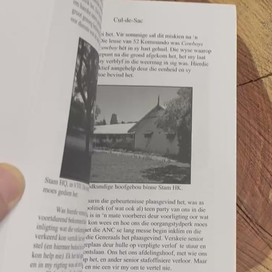 Flipping trough Öns Vergeet Nie"Book
