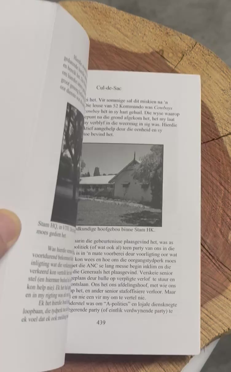 Flipping trough Öns Vergeet Nie"Book